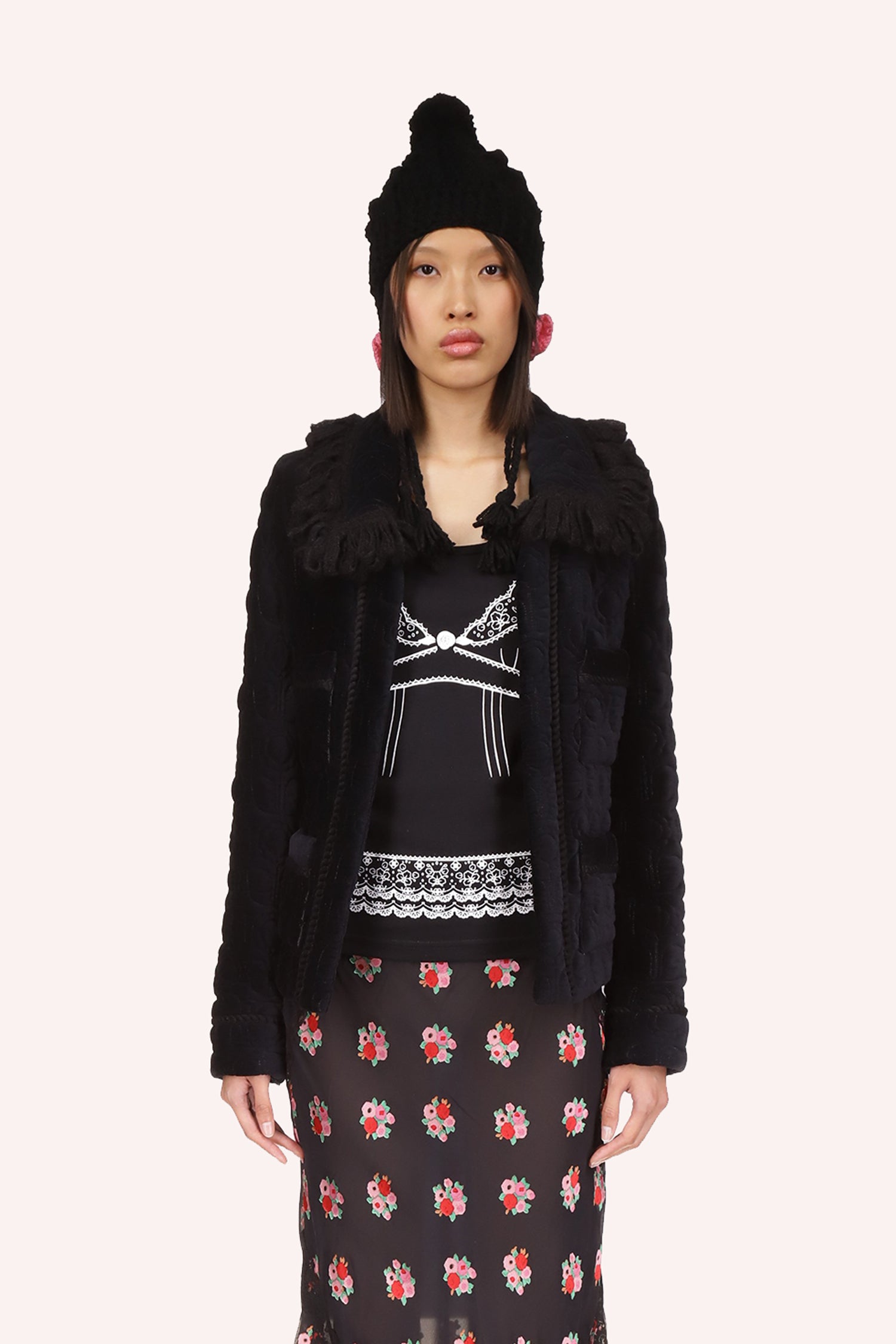 Long-sleeved black jacket, large collar, 2 large pockets, daisies-like pattern