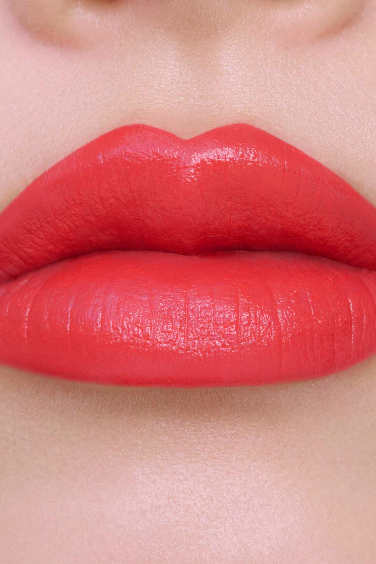 Glamourous rouge that accentuates your lips 400 Allure Red.