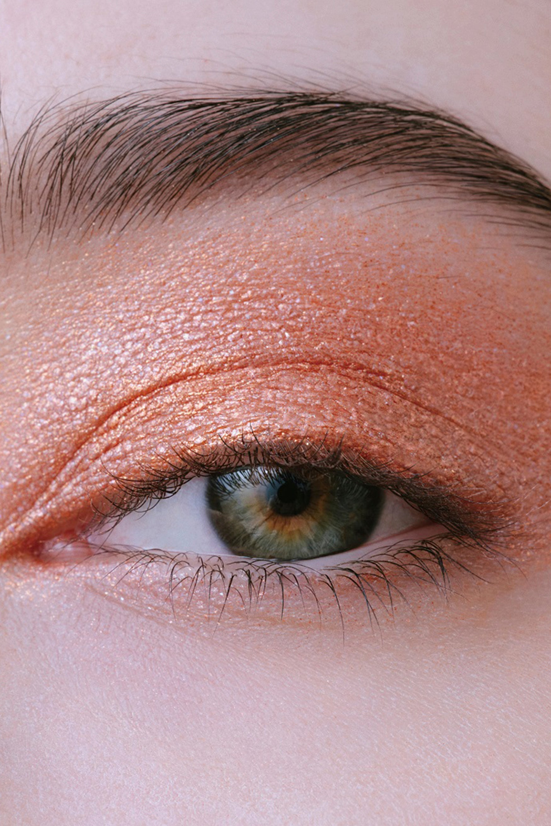 HONEY GLOW, water-soluble, creates a soft film, enabling a light, comfortable base on eyes