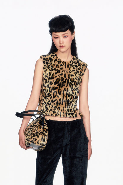 Model wearing a leopard sleeveless print top waist-long collar-line and holding a matching handbag