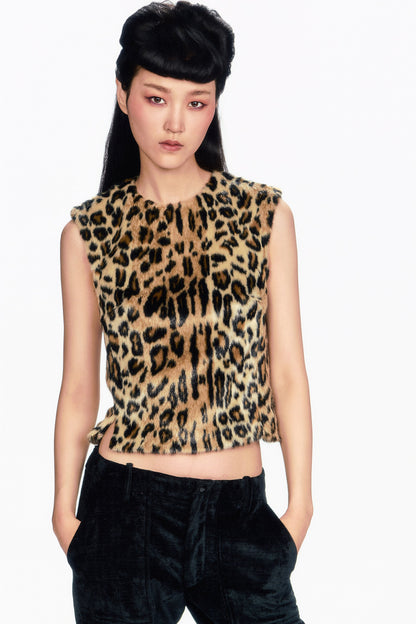 Model wearing a Faux Leopard print, sleeveless top and neckline collar little, slip above hips waist long. 