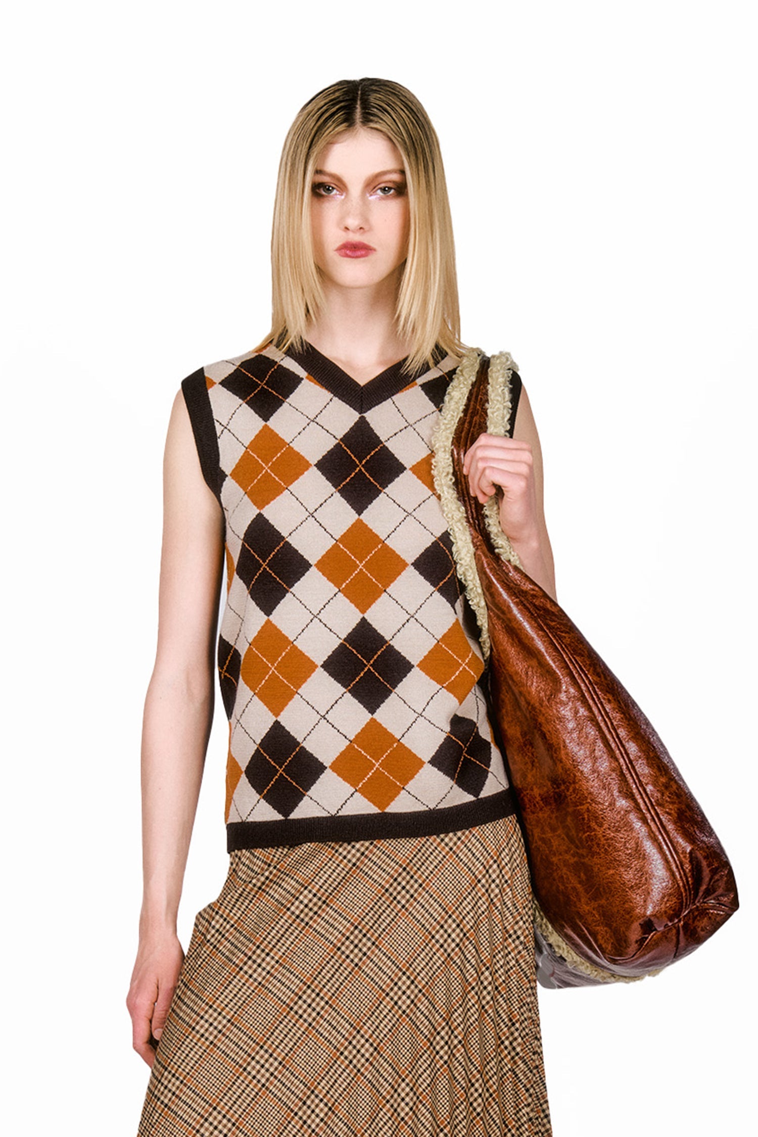 Argyle Knitwear Vest, V-collar cut, sleeveless, pattern of diamonds in beige, orange, brown