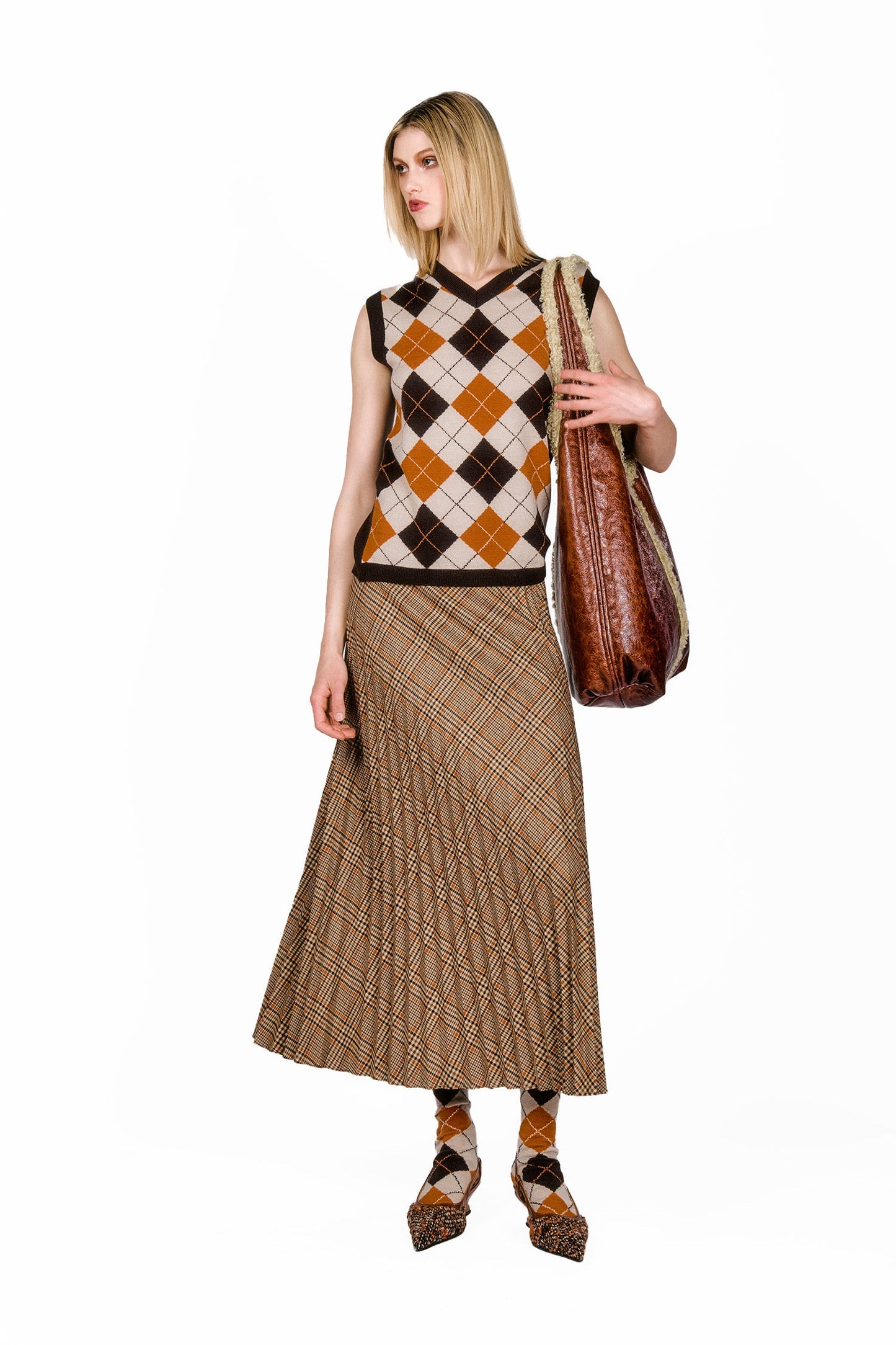 Argyle Knitwear Vest, V-collar cut, sleeveless, pattern of diamonds in beige, orange, brown.