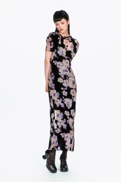 Simple and Sweet, the Cabbage Rose Devoré Maxi Dress features a floral pattern and a loose, tailored fit. 
