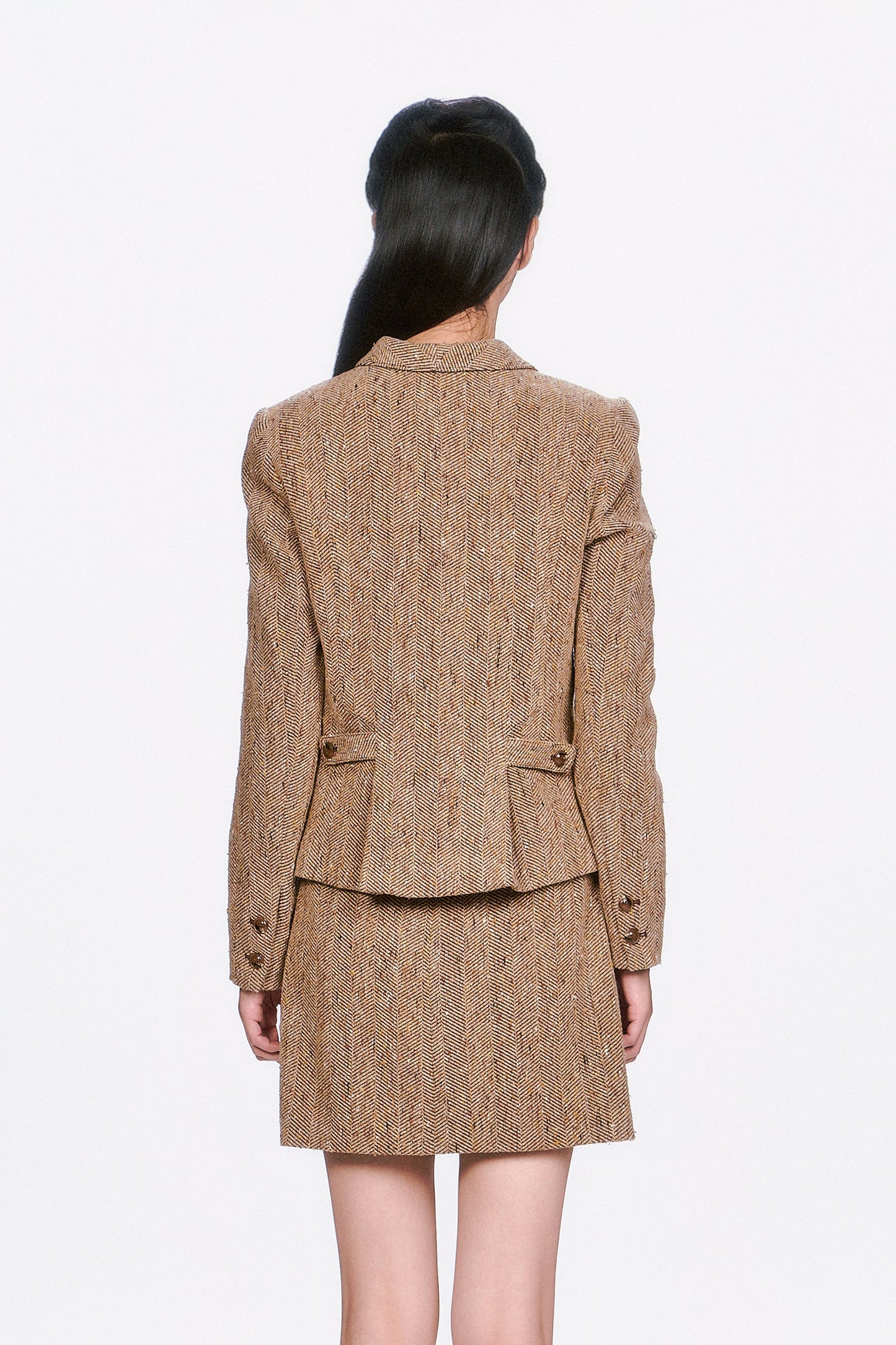 Herringbone Jacket caramel with a Tailcoat on the back with 2 coat-for-fit buttons on the side.