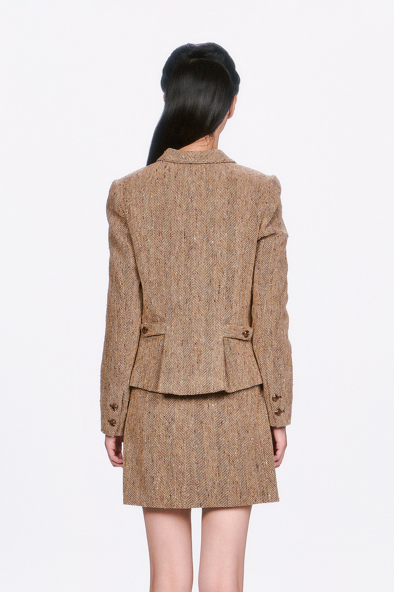 Herringbone Jacket caramel with a Tailcoat on the back with 2 coat-for-fit buttons on the side.