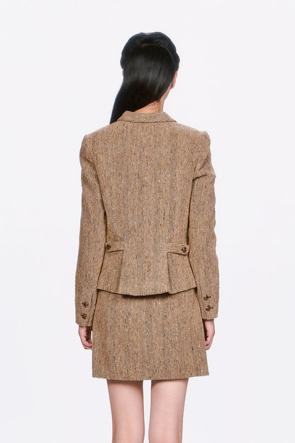 Herringbone Jacket caramel with a Tailcoat on the back with 2 coat-for-fit buttons on the side.