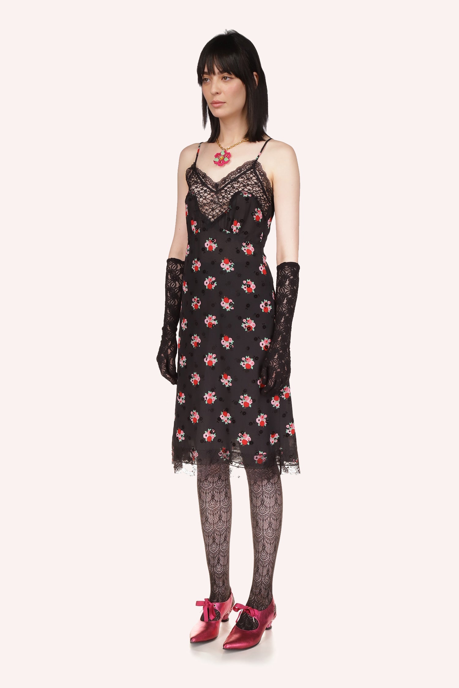  Anna Sui dress features a V-shape black lace on the top and bottom and has a sleeveless design
