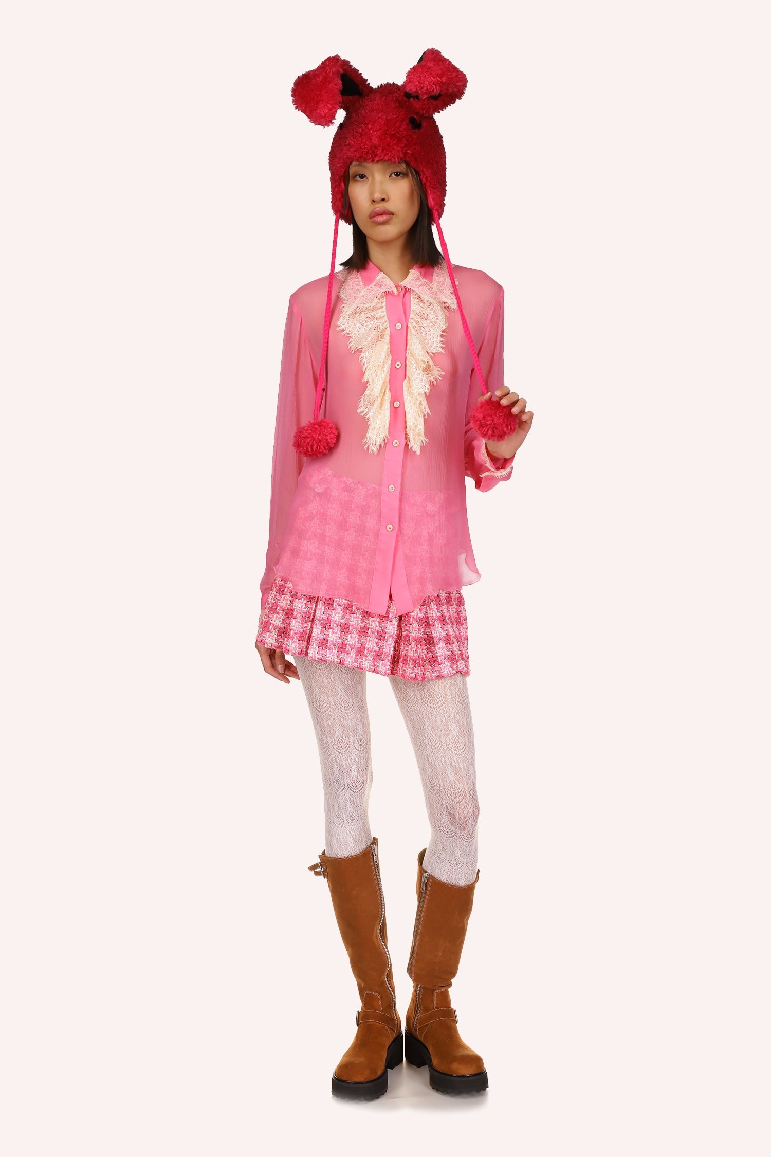 Ribbon Chenille Tweed Pleated es una minifalda bubblegum plisada de tweed en un suave tono rosa, con dos pliegues delante
