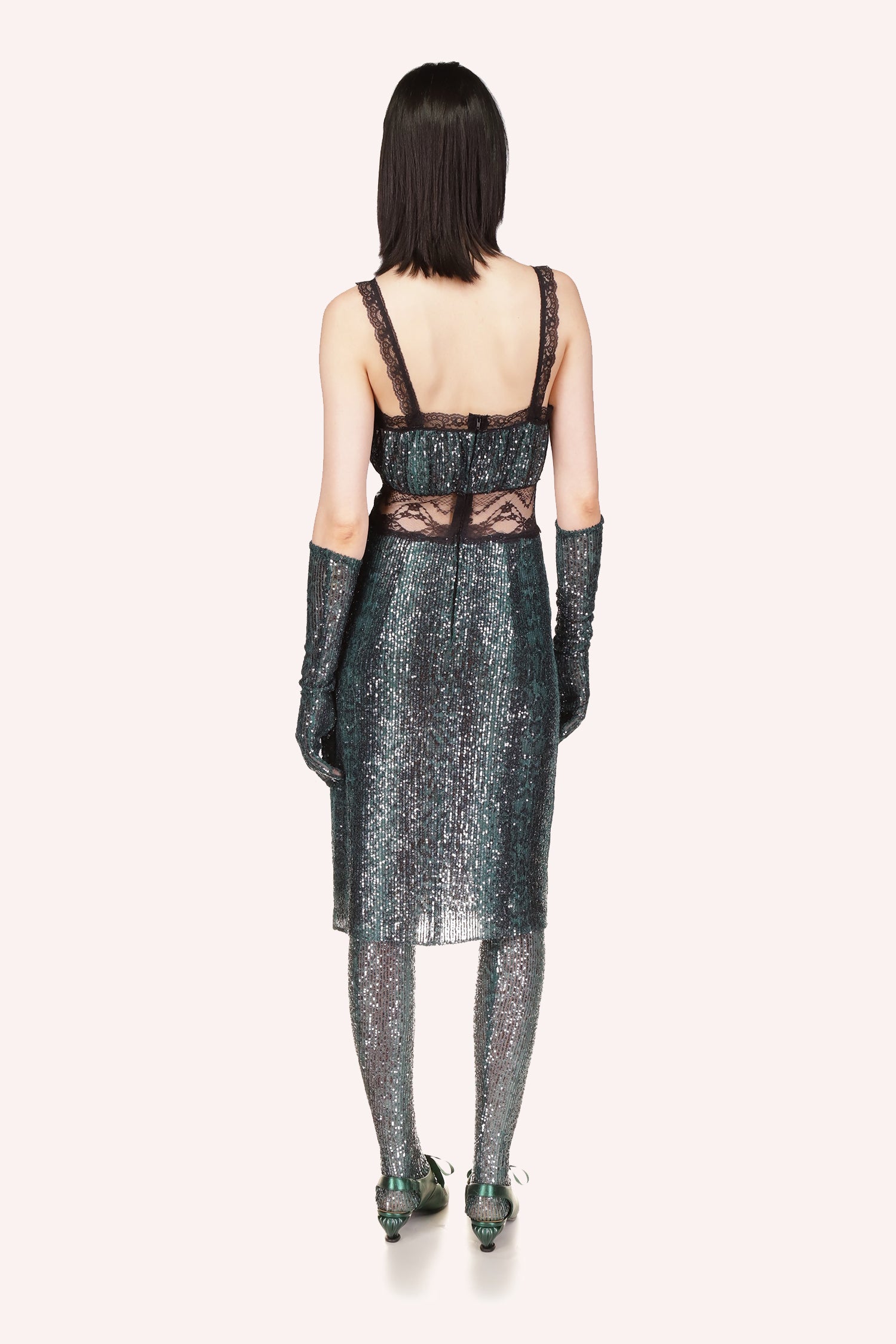 Knee-length dress, low-cut in the back, large waist see-through black lace, a zipper running from the top along spine