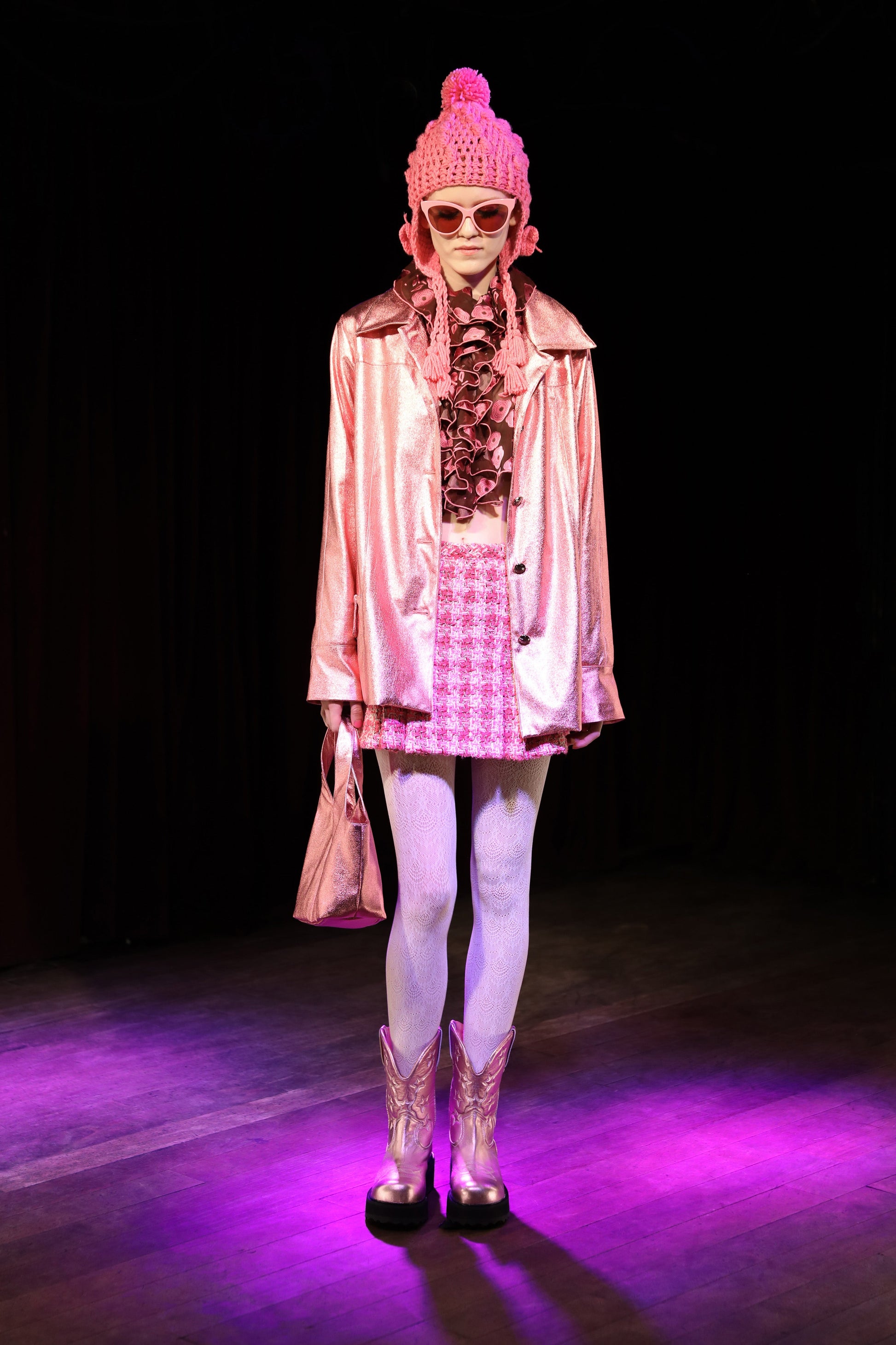 Anna Sui的絲帶雪尼爾花呢褶裥裙泡泡糖是一款花呢褶裥泡泡糖迷你裙，採用柔和的粉紅色色調