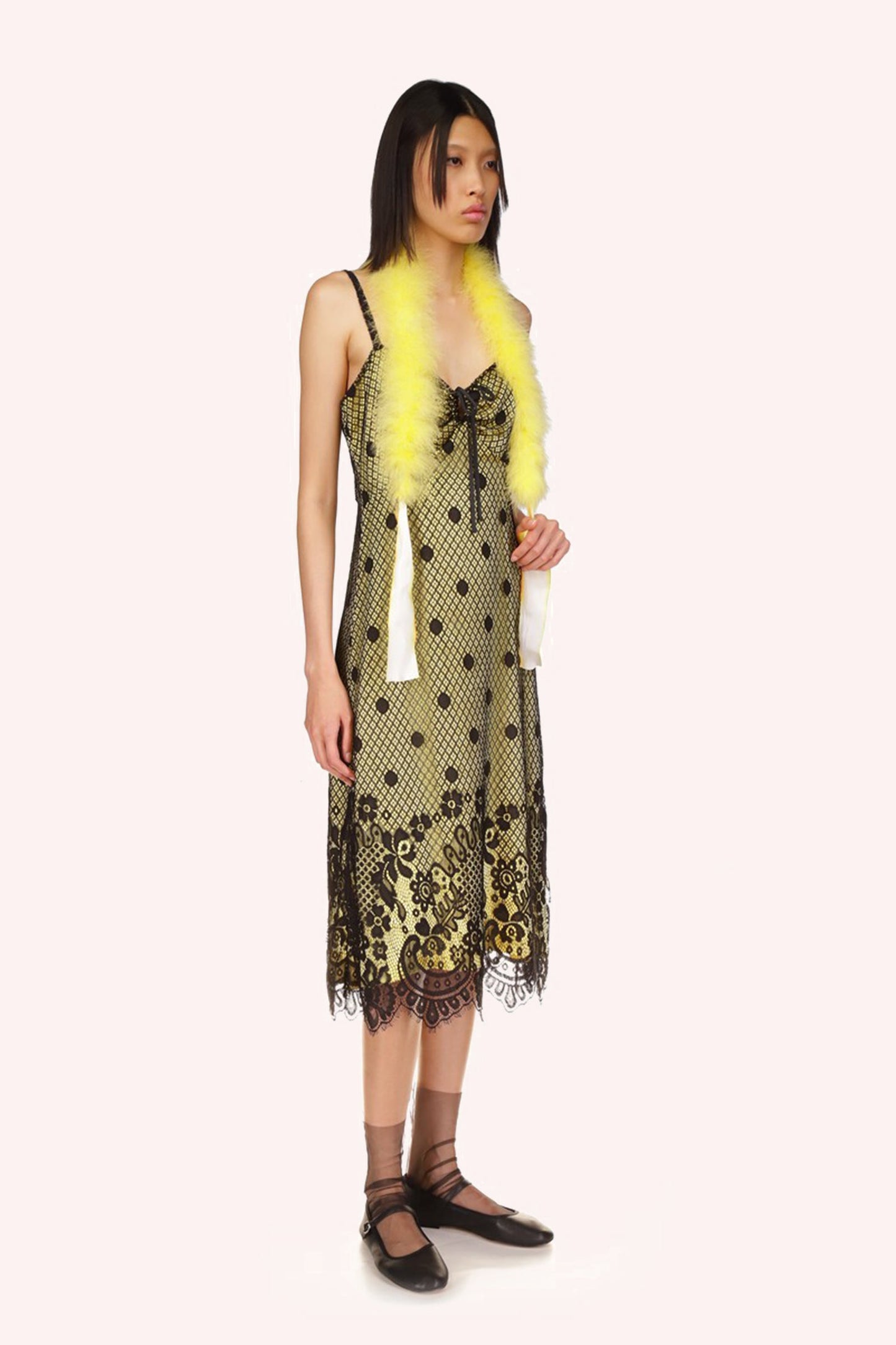 水洗緞面與蕾絲連衣裙金絲雀黃色/黑色，底部蕾絲呈曲線狀