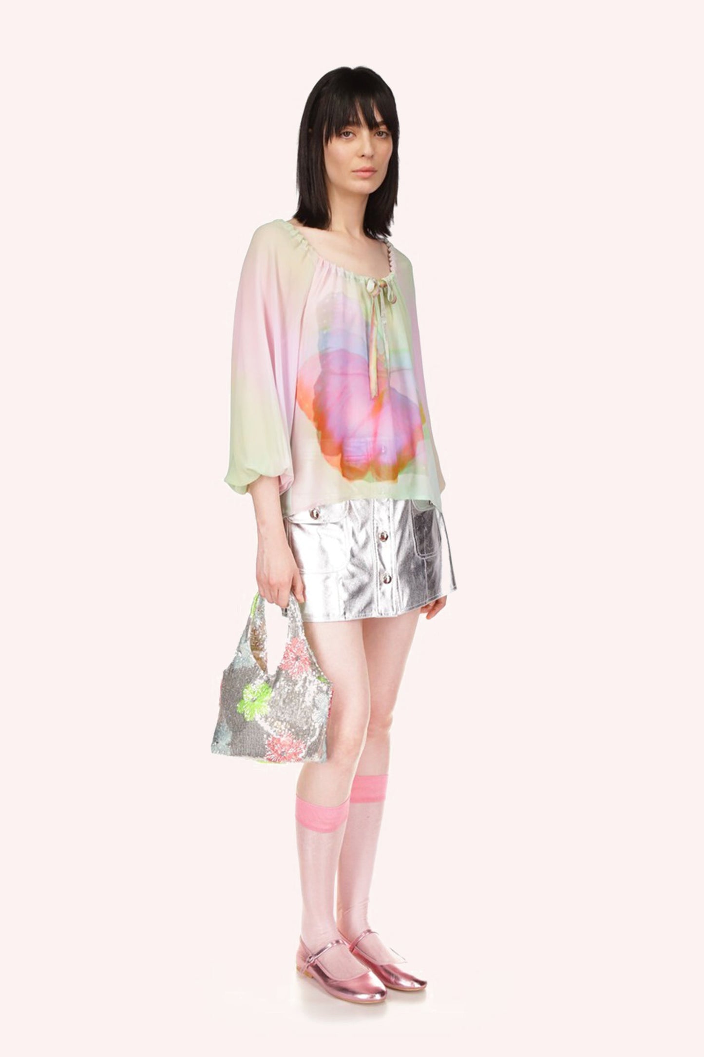 Impressionism Butterfly Blouse Rainbow è un abbinamento con la minigonna in metallo Anna Sui