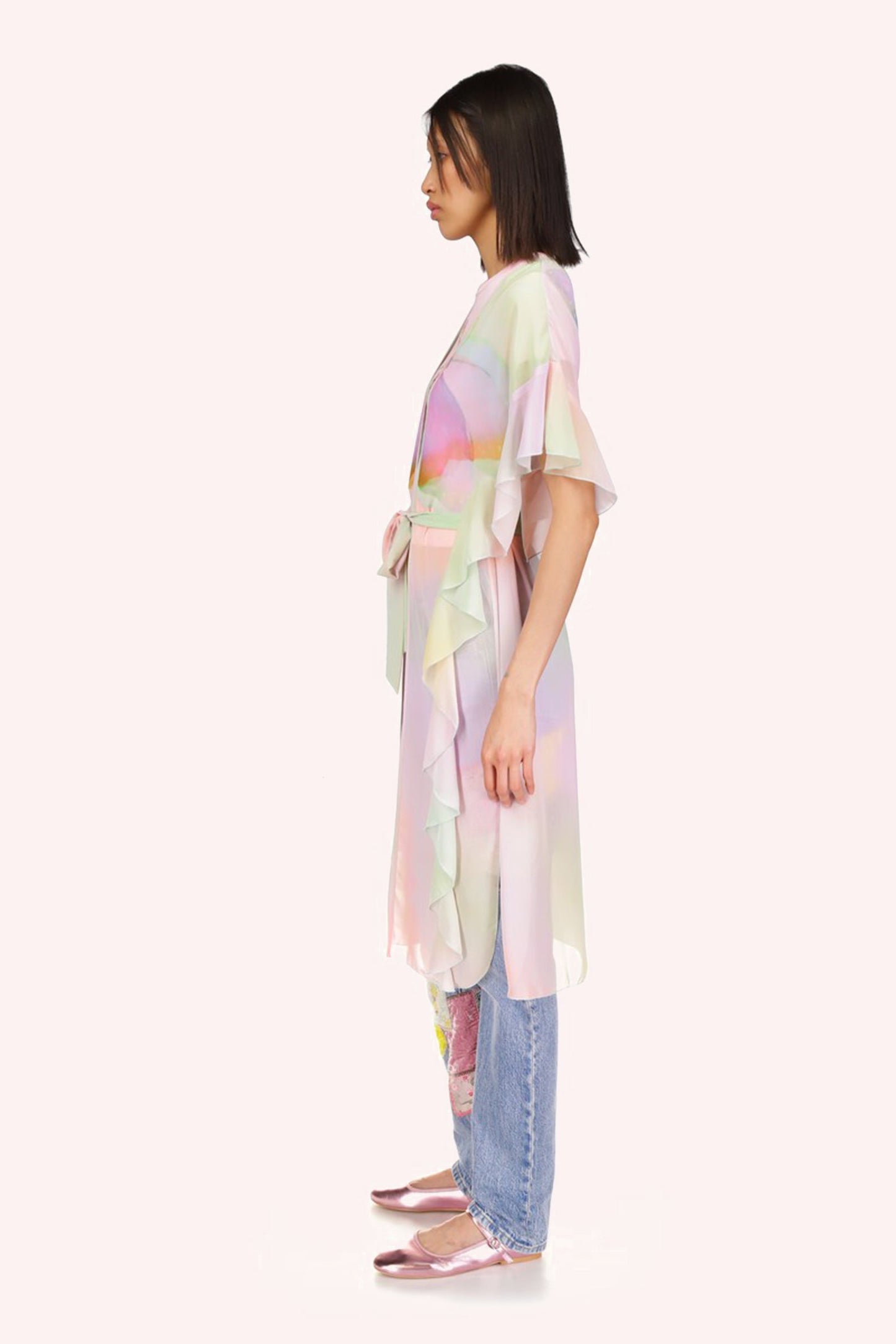 This creates a sense of effortless elegance and makes the kaftan perfect to be on top of jeans