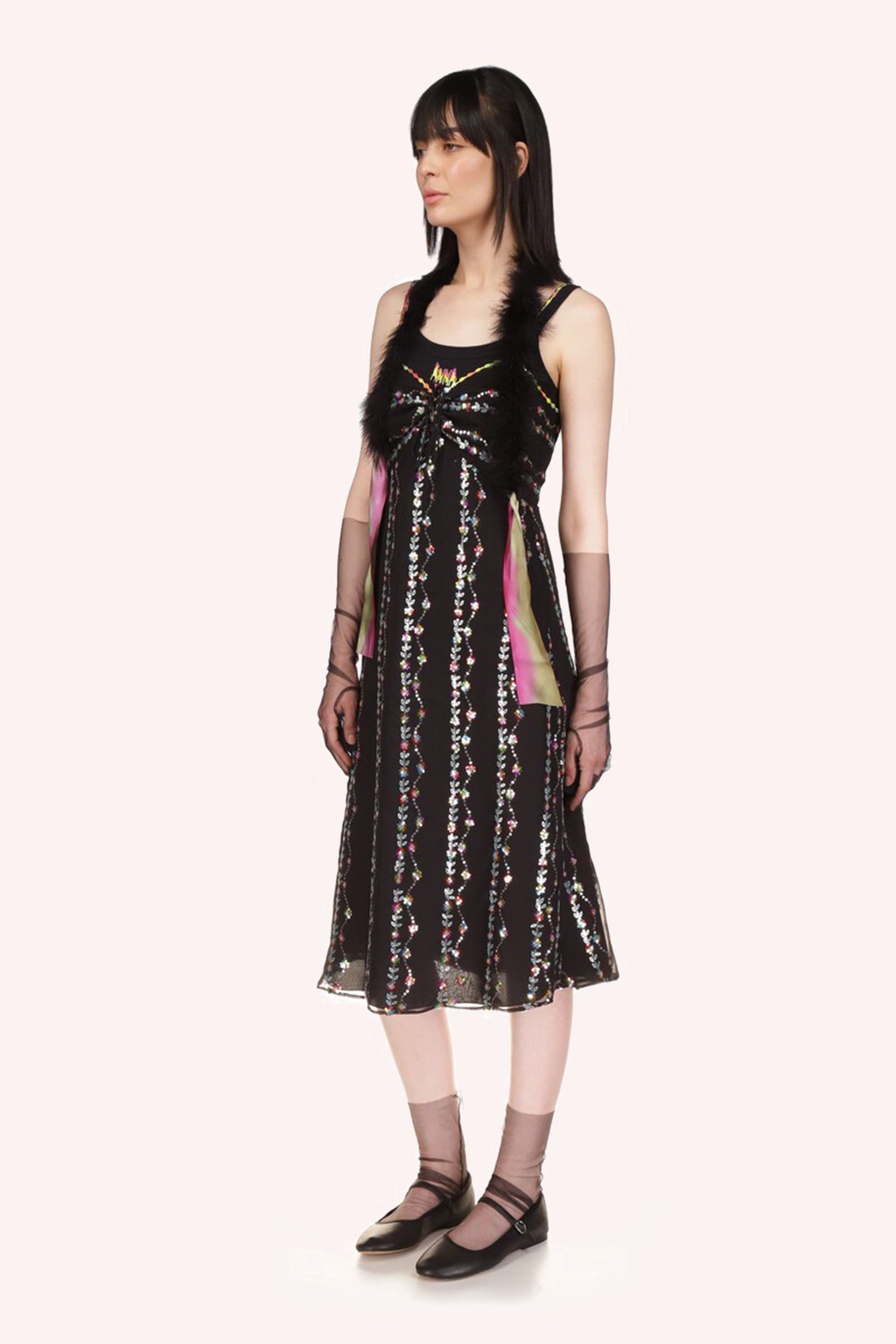 Marabou Boas Black est un foulard en fausse fourrure qui complète parfaitement les robes Anna Sui.