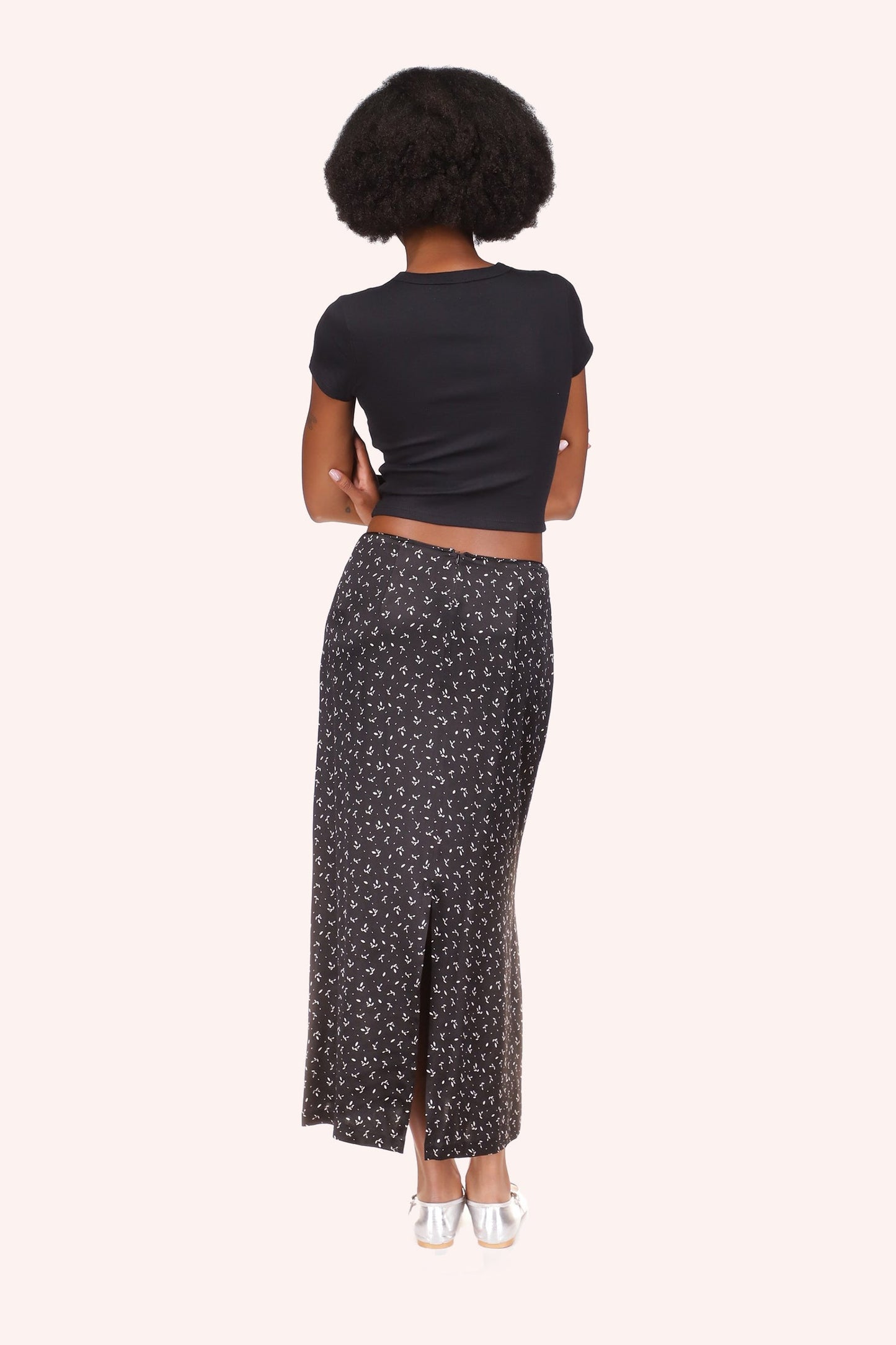 Black tee, Short-sleeved, above-the-hips tee that leave a gap between the shirt and a skirt or jeans