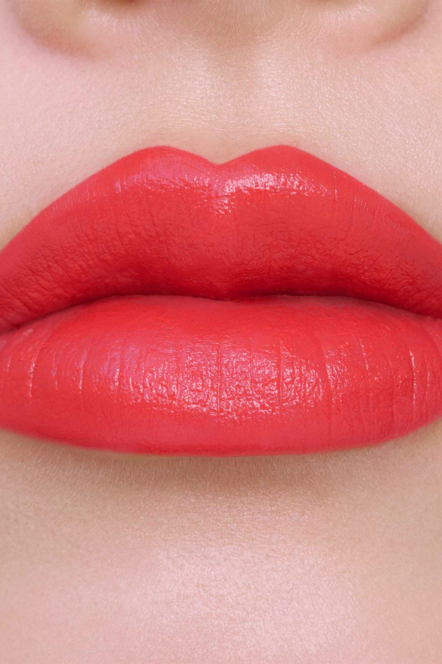 Glamourous rouge that accentuates your lips 400 Allure Red. 