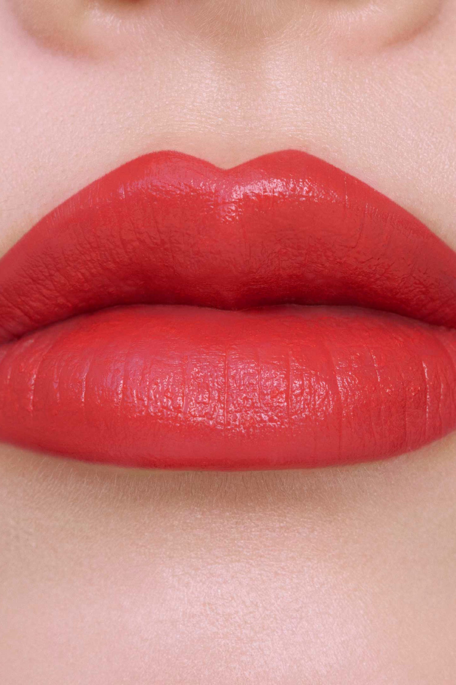 Glamourous rouge that accentuates your lips 401 CARDINAL RED.