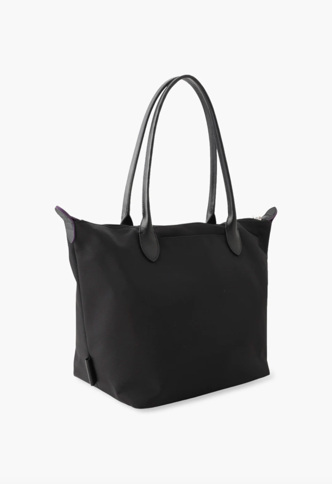 Voyage Tote in black, 2-handdles, zipper on top with leather like horn at extremity 
