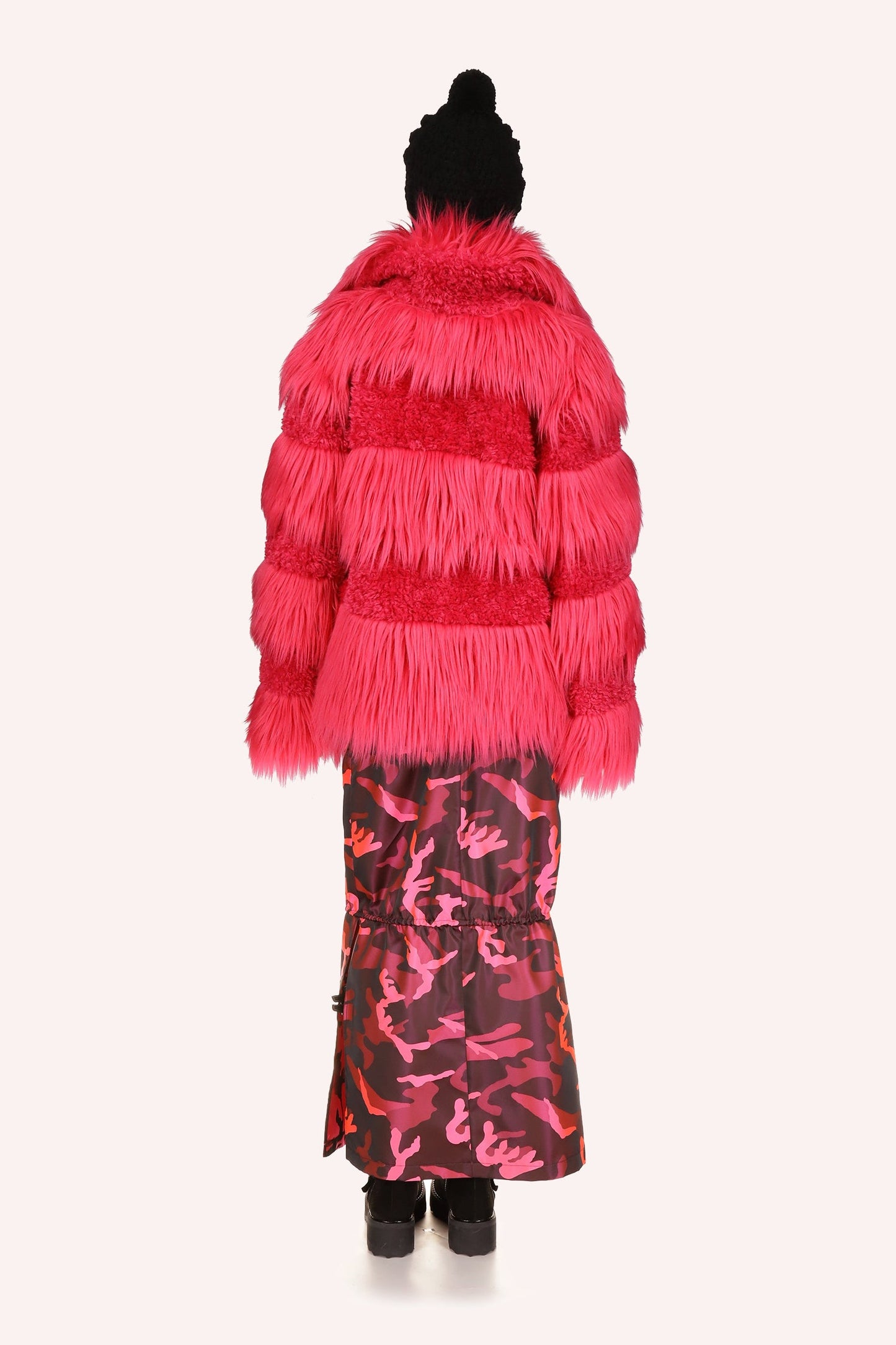  Anna Sui 粉红色毛绒泰迪熊拉链外套看起来非常舒适