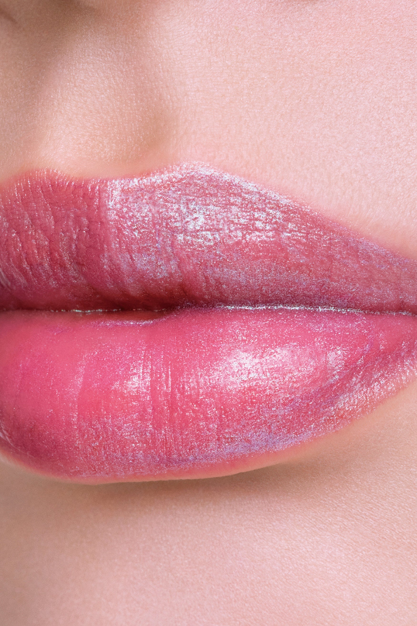 This lip with Rosa canina fruit extract - moisturizer gives your lips a natural and dewy tone