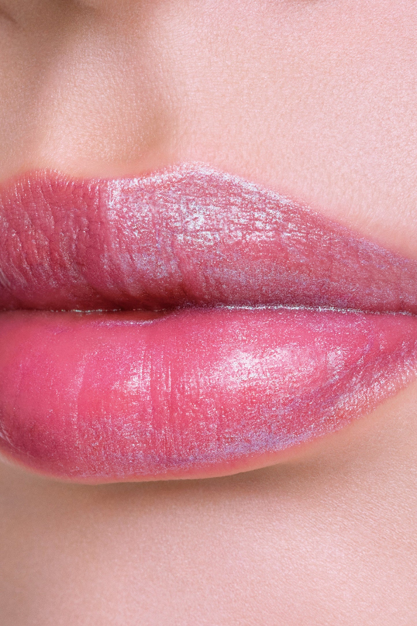 This lip with Lilac pearl fruit extract - moisturizer gives your lips a natural and dewy tone