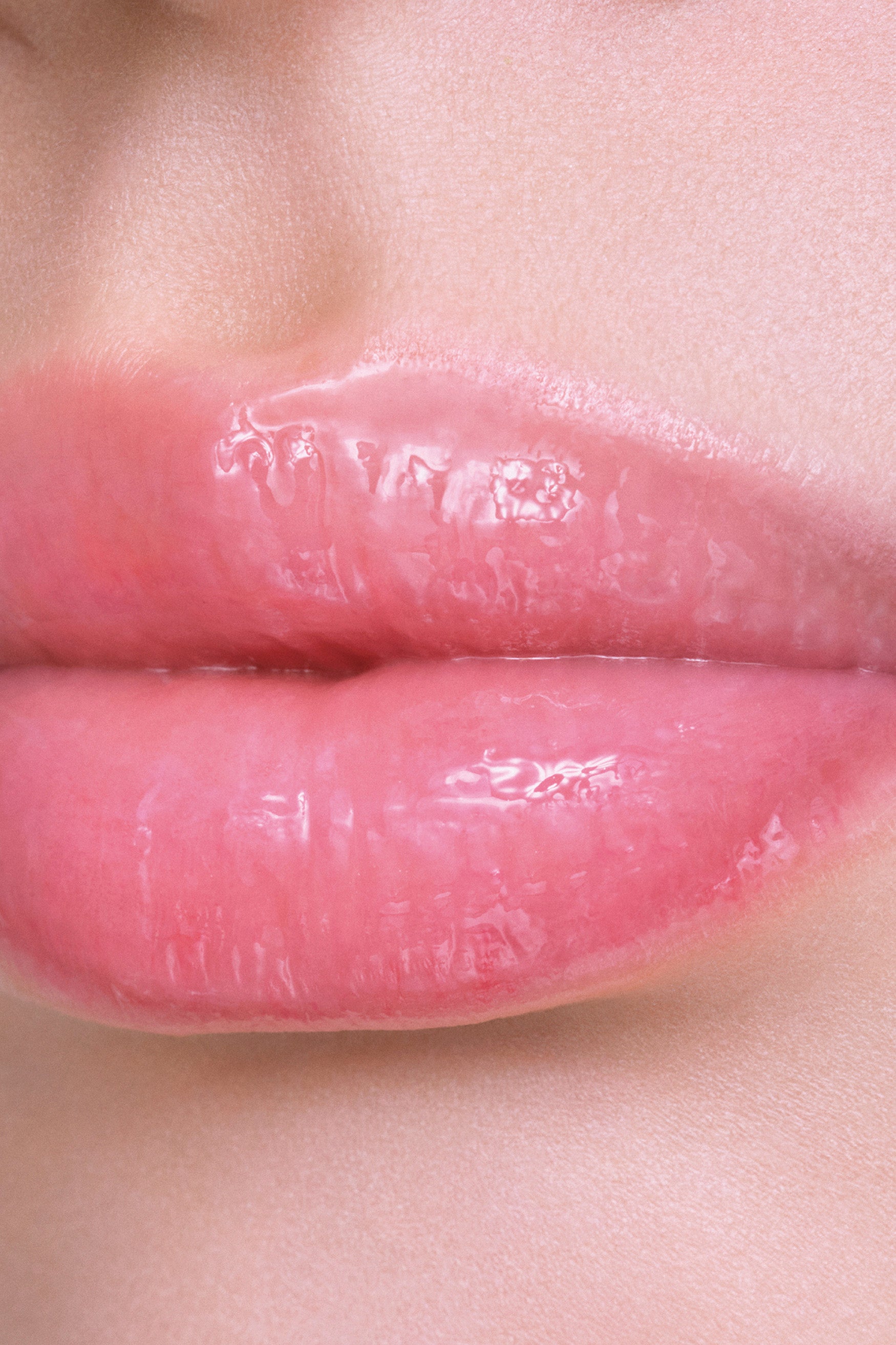 This lip with Prunus persica kernal oil – emollient gives your lips a natural and dewy tone