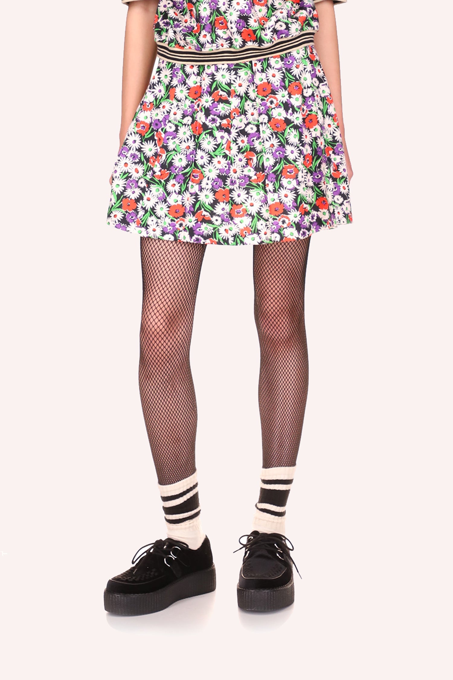 Daisies Skirt Rouge is mini, with a pattern of white daisies with green leaves and red spots