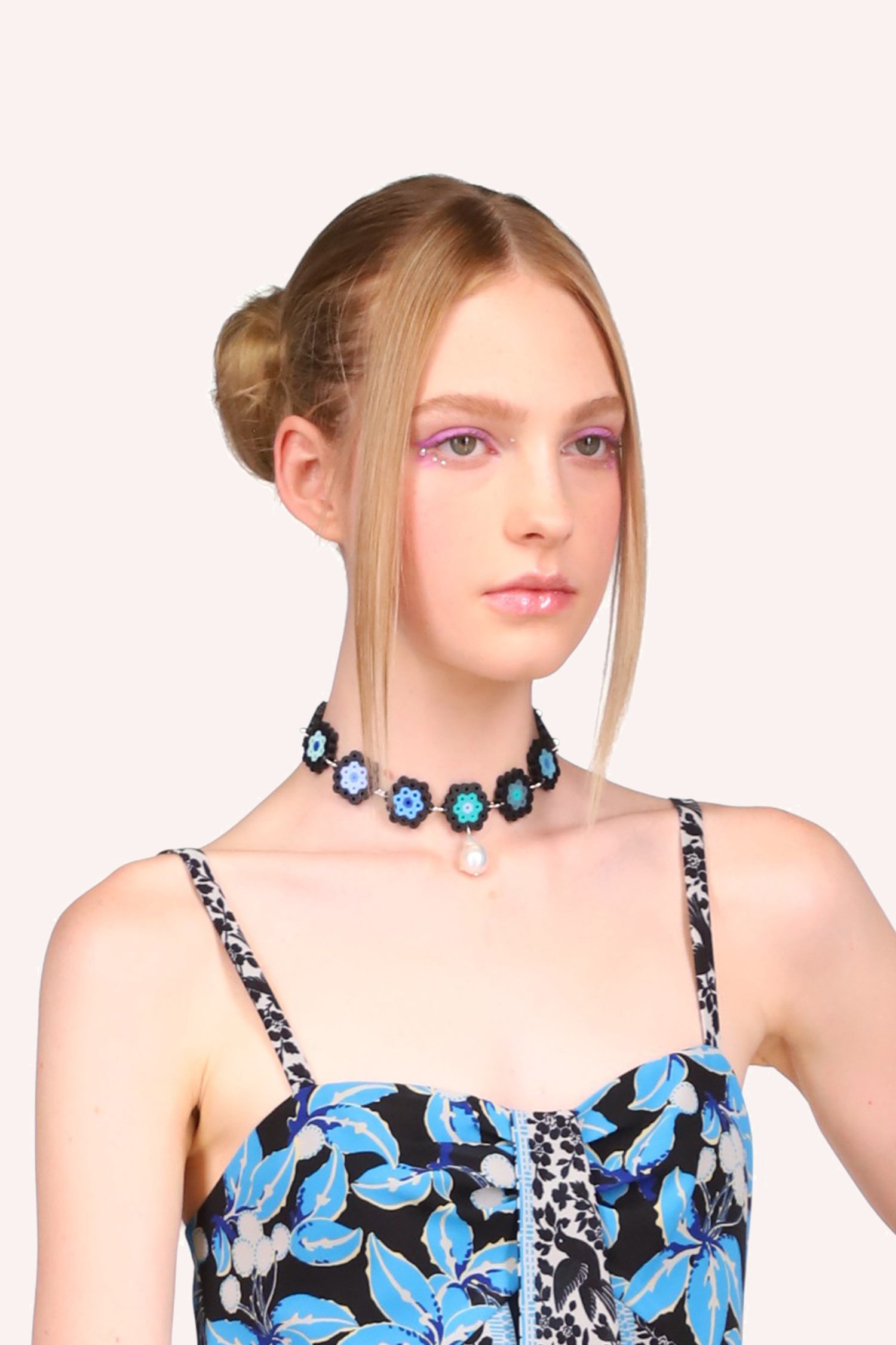 The main color of the Daisy Chain Single Pearl Choker in in hue of blue, the pearl is a freshwater pearl