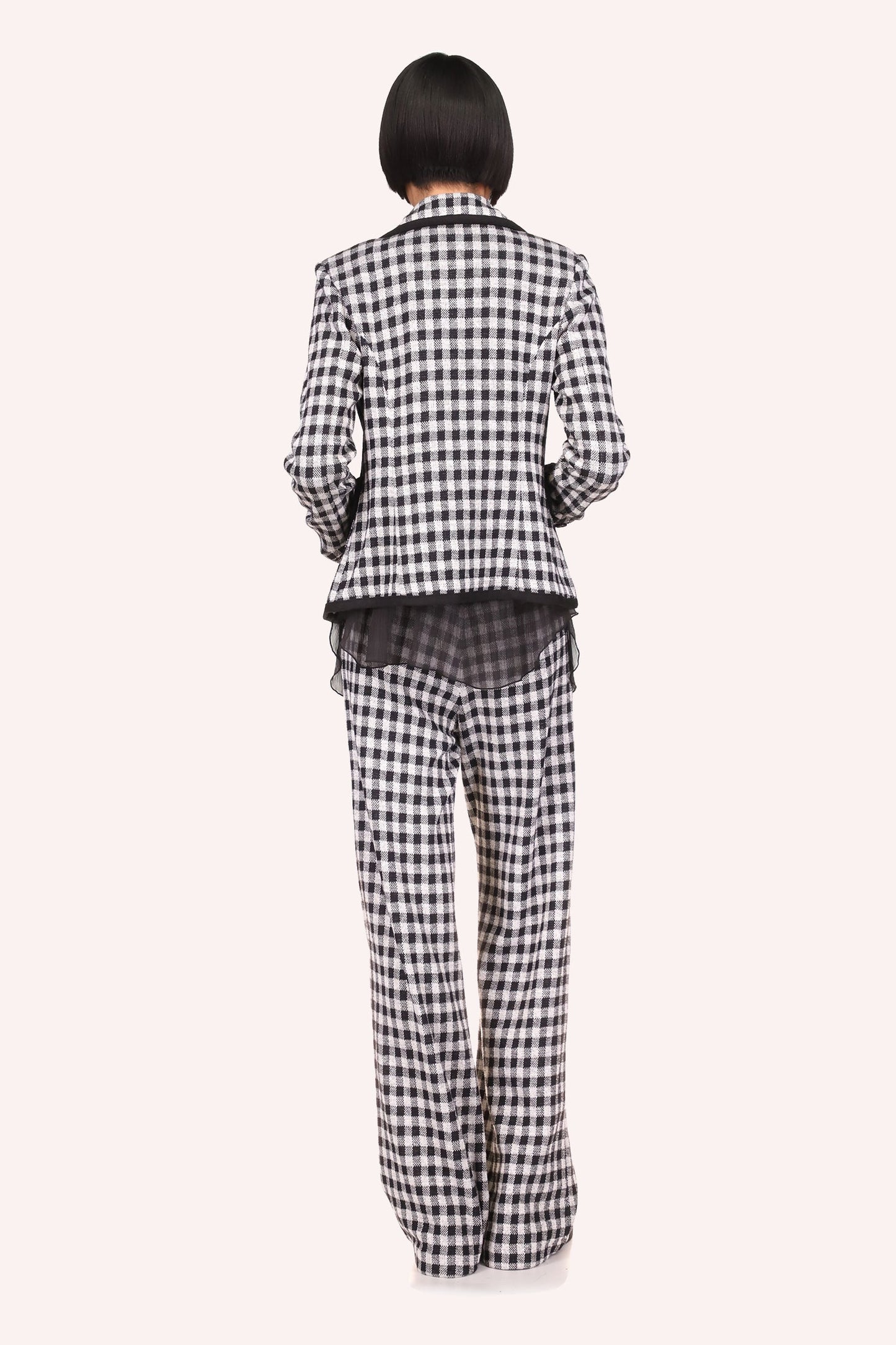 Checkered pattern in B & W, black seams, a wide collar with a V-shaped flap, enhance your curves