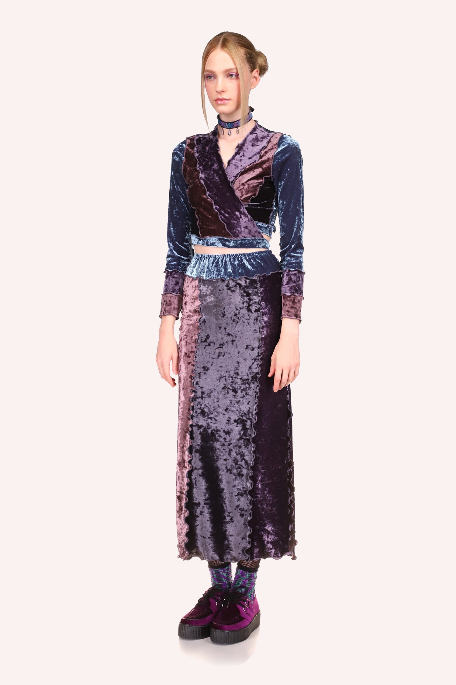 The Color Block Stretch Velvet Skirt in Slate Blue, together with the top, looks warm and comfortable as a whole