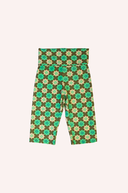 Utopian Gingham Bike Shorts Glo Green，剛好在膝蓋以上，非常緊身和合身。