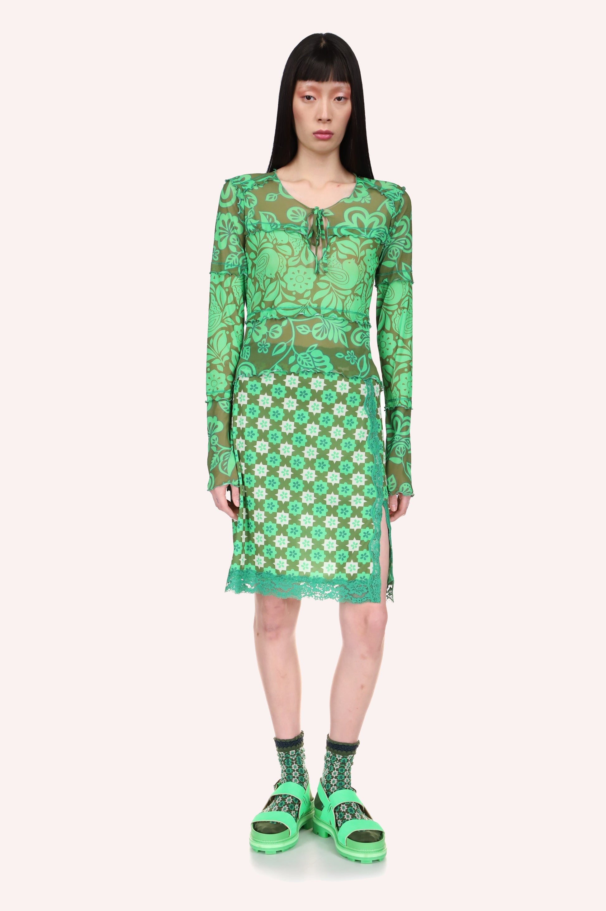 Combo Mesh Top glo green, long sleeves, floral design, hips long, ribbon knot to close the V collar