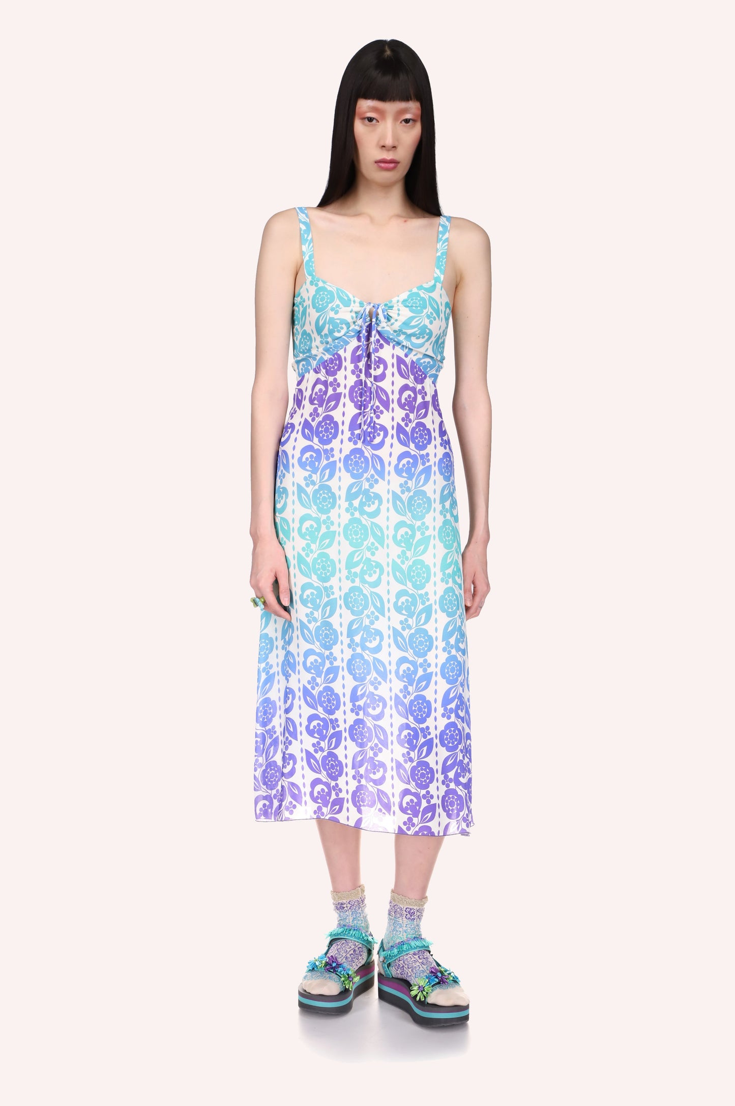 Radiant Ombre Slip Dress, mi-mollet, sans manches, motifs floraux bleutés, nœud en ruban sur le devant