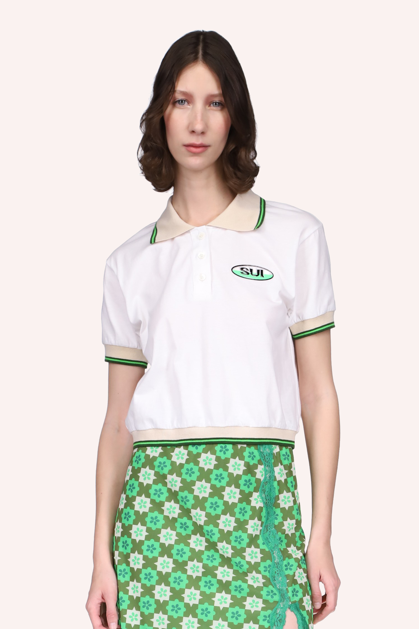 Deco Polo Tee Neon Green, camiseta blanca, costuras con líneas beige y verde, SUI una etiqueta a la izquierda