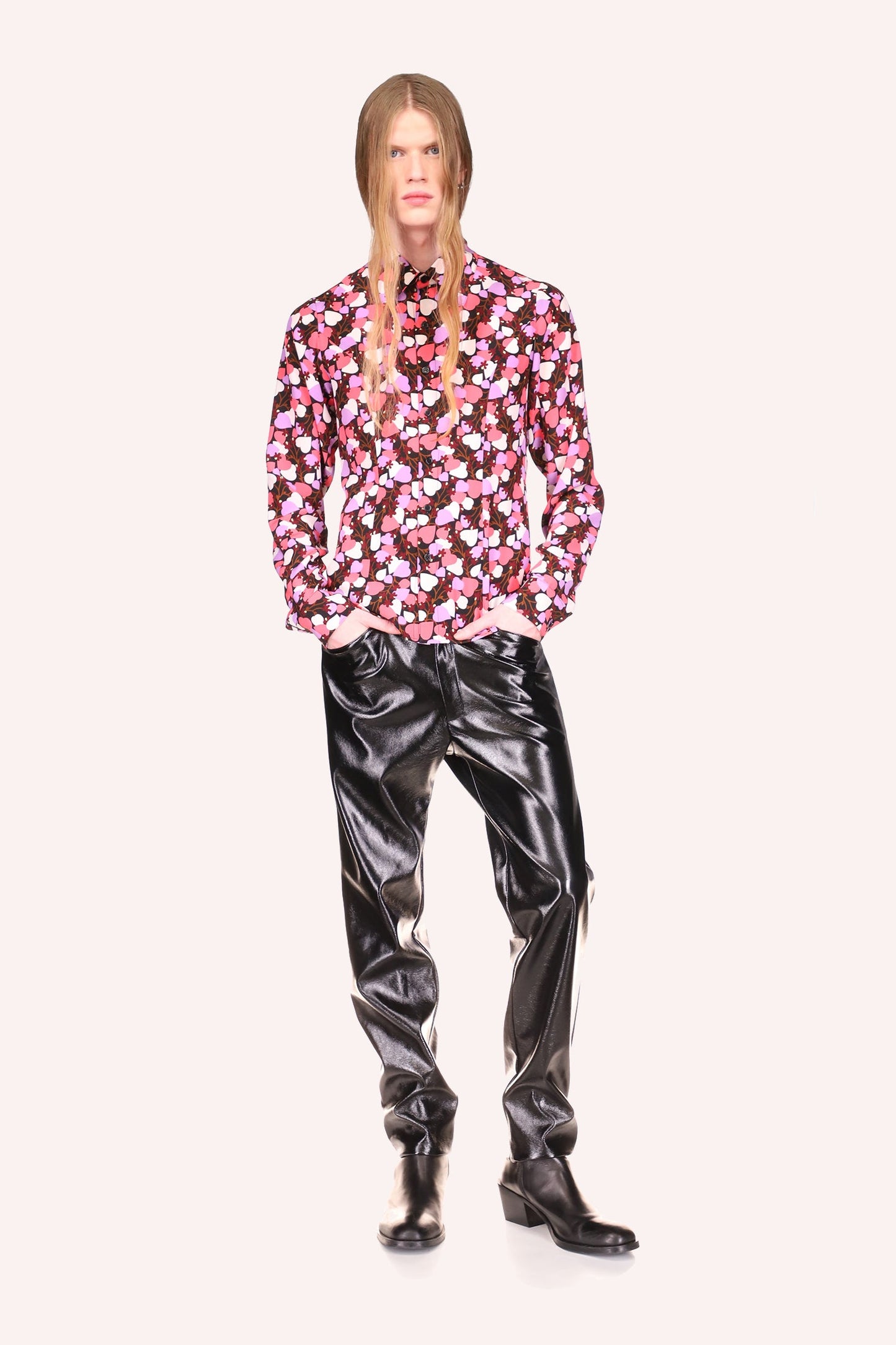 Top Blooming Hearts, camicia a maniche lunghe con bottoni, perfetta con i pantaloni Anna Sui in jacquard floreale nero.