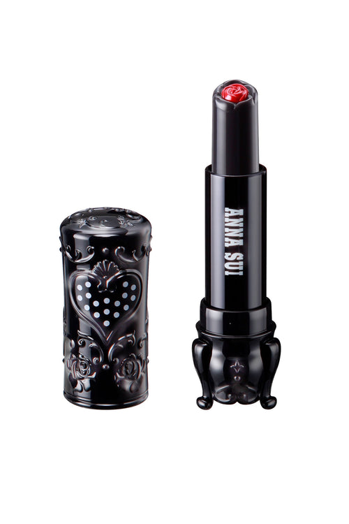 Sui Black – Rouge 400 - Anna Red is in a cylindrical case, with 3 legs, a heart with white dots and floral design on the cap