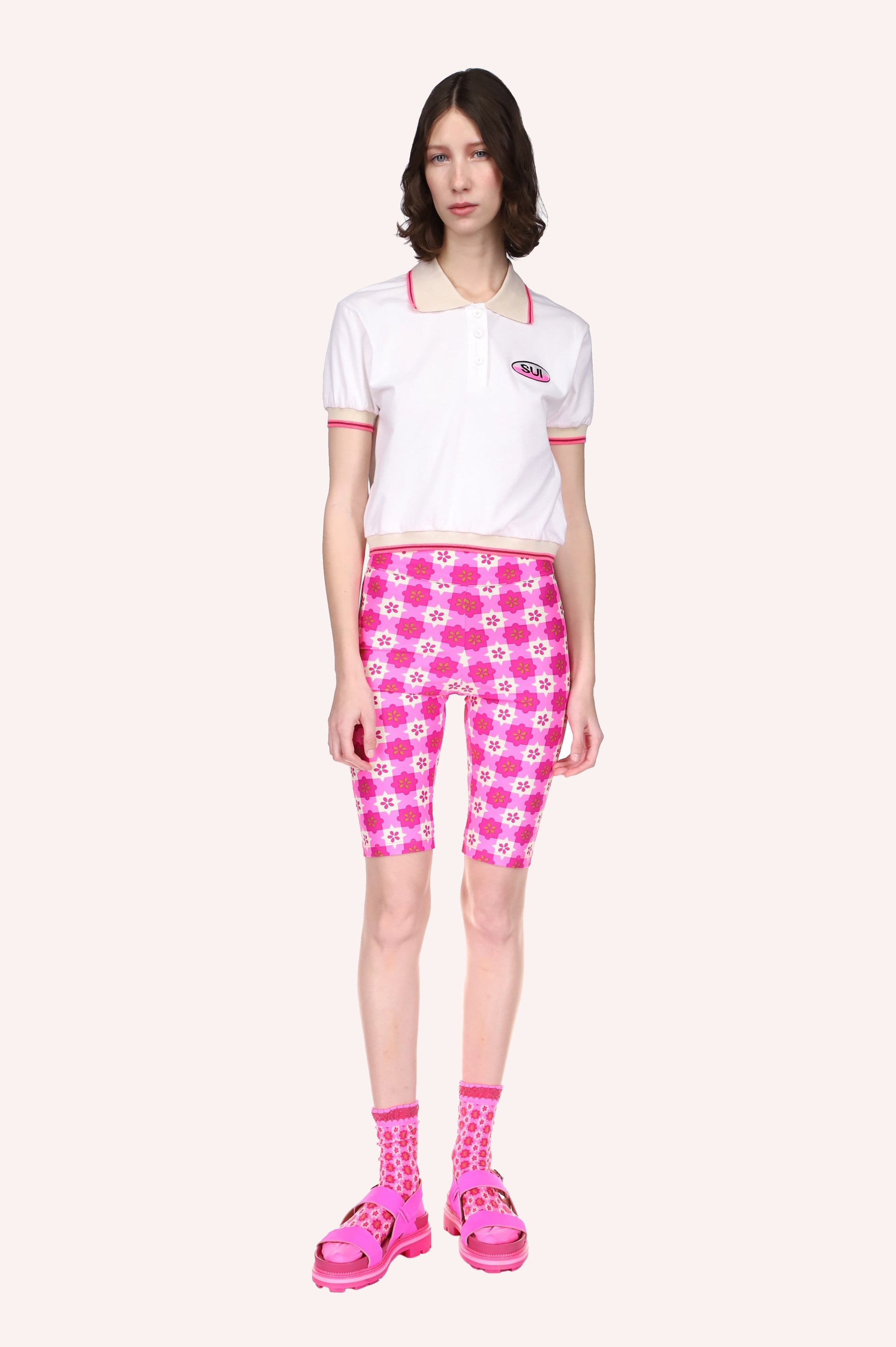 El polo Deco rosa neón combina a la perfección con el pantalón corto de ciclismo Utopian Gingham rosa neón.