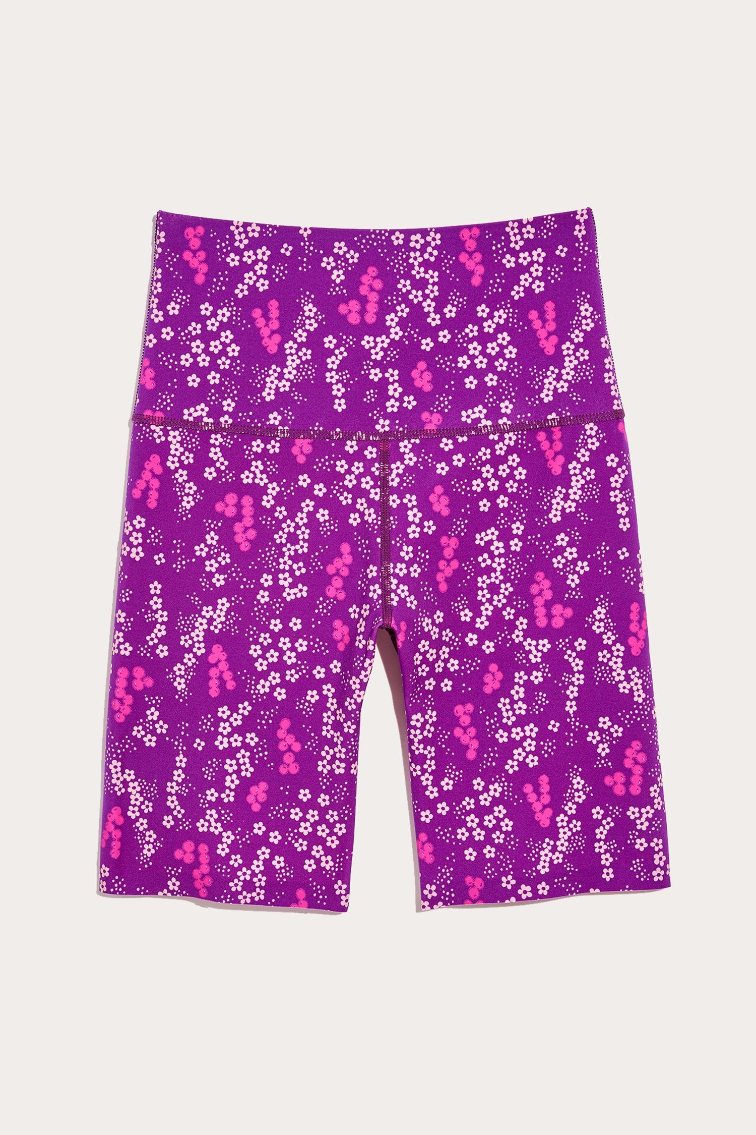 Essential Technical Short, fond violet et les petites marguerites blanches avec des points roses comme des raisins