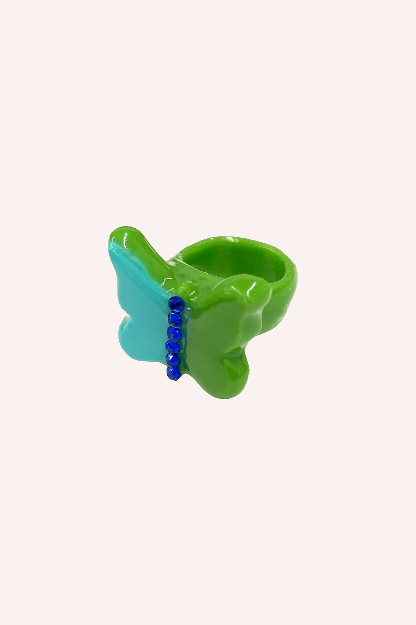 Green ring has a wing slightly blue, with 6-rhinestone that make the body shine in dark blue