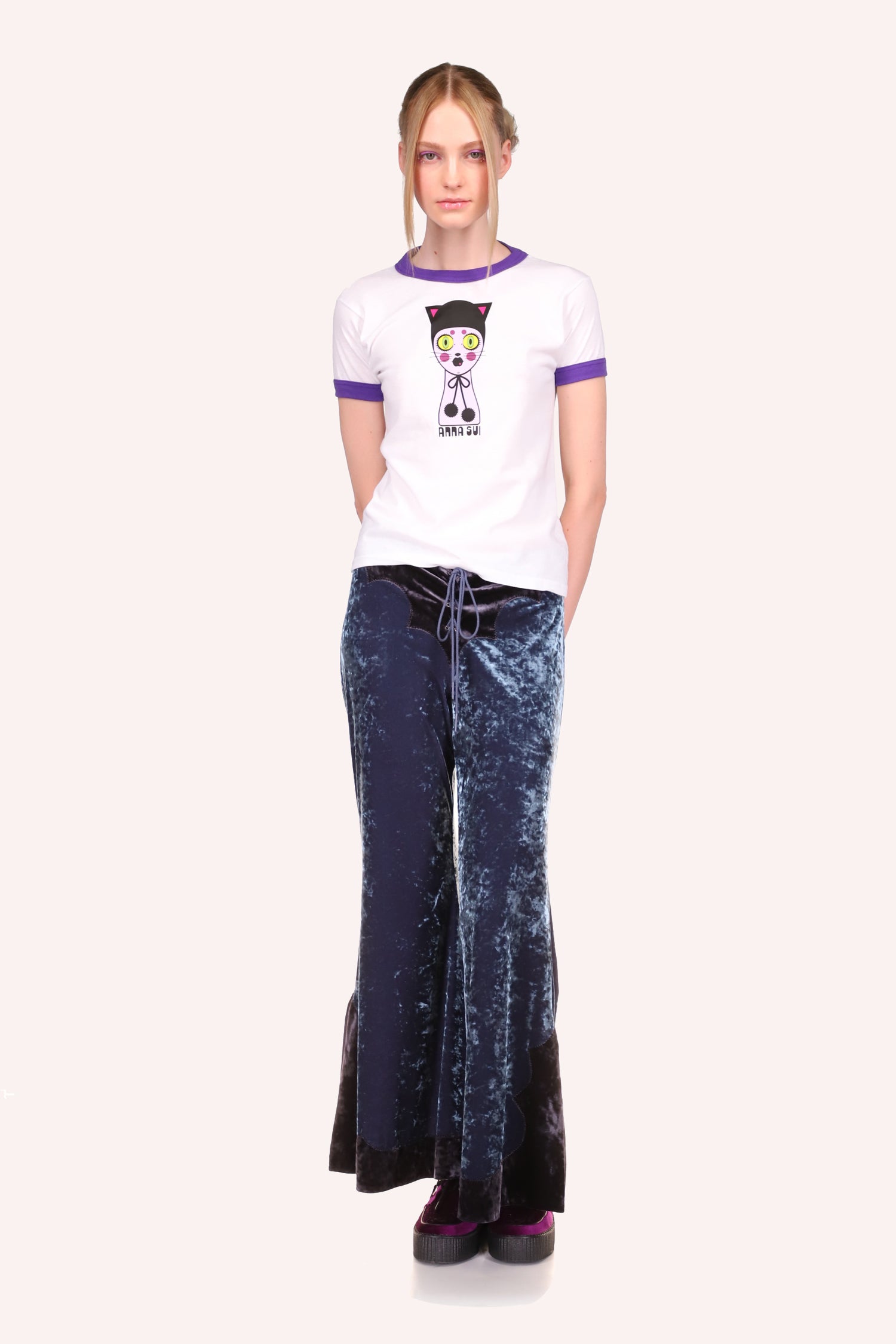  La t-shirt Cat Dolly Head Purple si abbina perfettamente ai pantaloni a gamba larga.