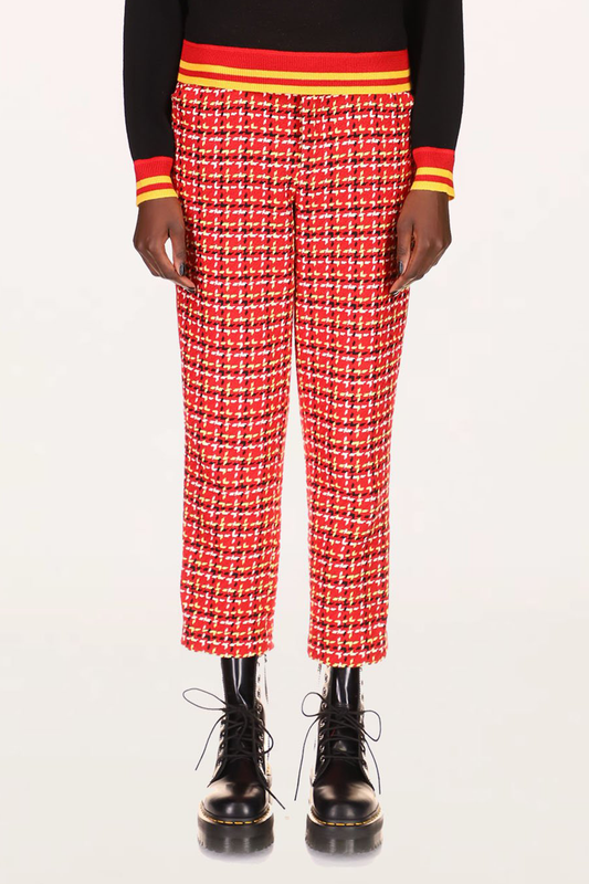 Pantalon Neo Plaid rouge, longueur au-dessus des chevilles, ligne de ceinture jaune vif et orange, principalement de couleur rouge orange.