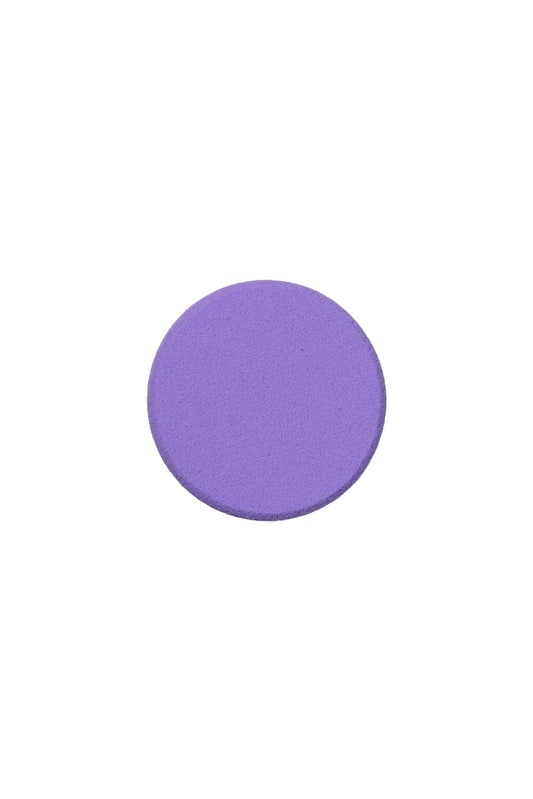 La esponja violeta de Anna Sui Makeup es una esponja cosmética aplicadora ultrasuave de alta definición