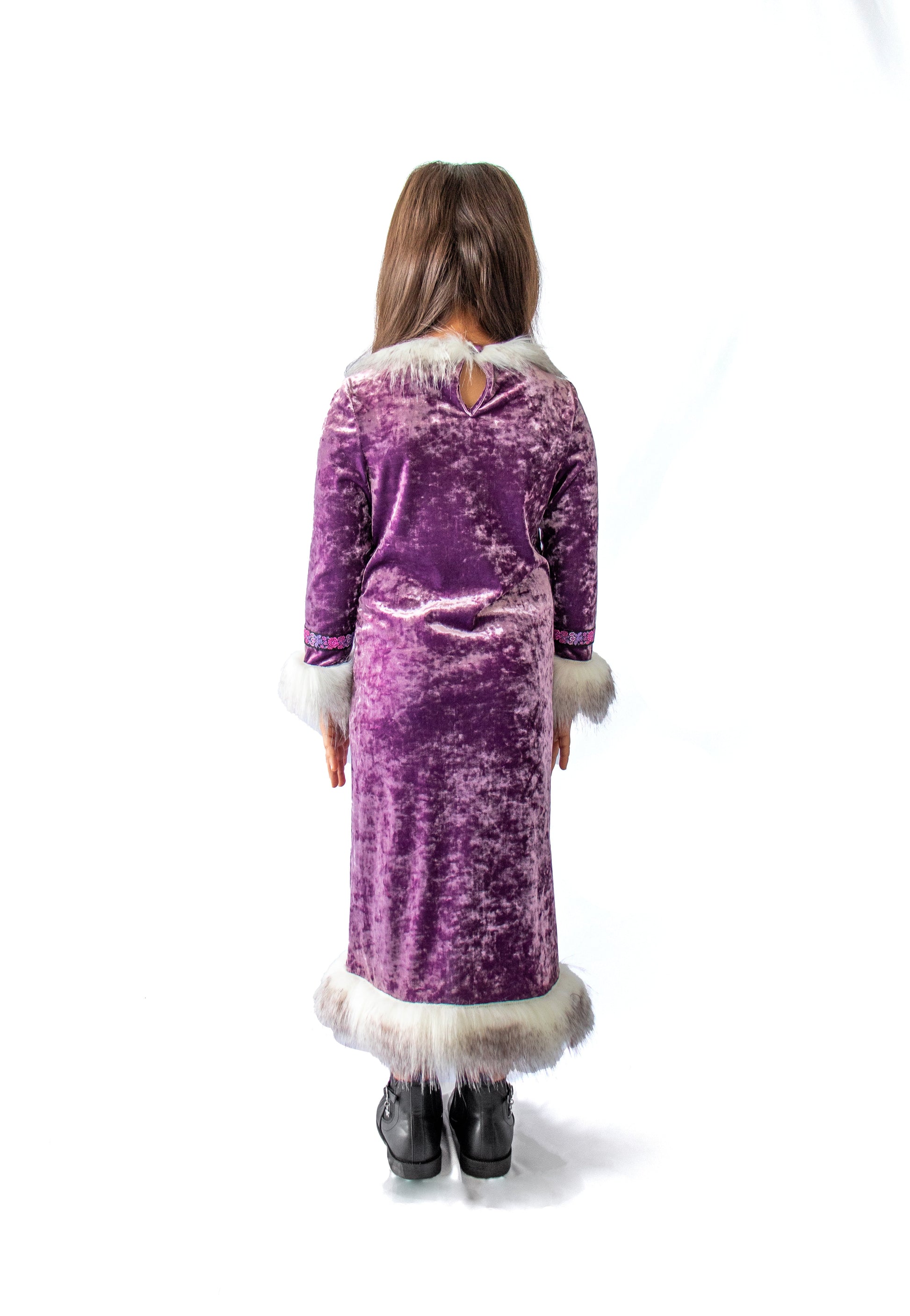 The Kid's Princess Dress Lavender is closed with a button at the back of the neck, ankles long