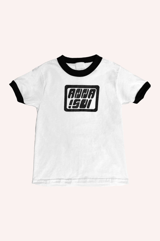 Anna Sui Ringer Tee negro, camiseta blanca con bordes negros en cuello y brazo, logo Anna Sui delante