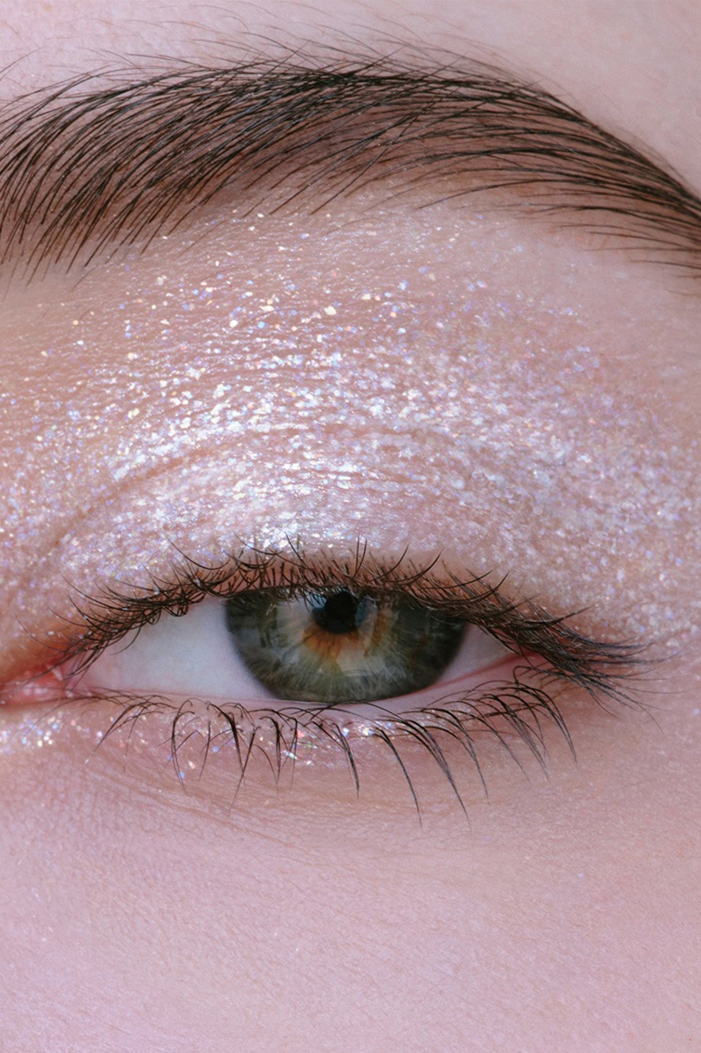 PEARLESCENT WHITE water-soluble, creates a soft film, enabling a light, comfortable base on eyes