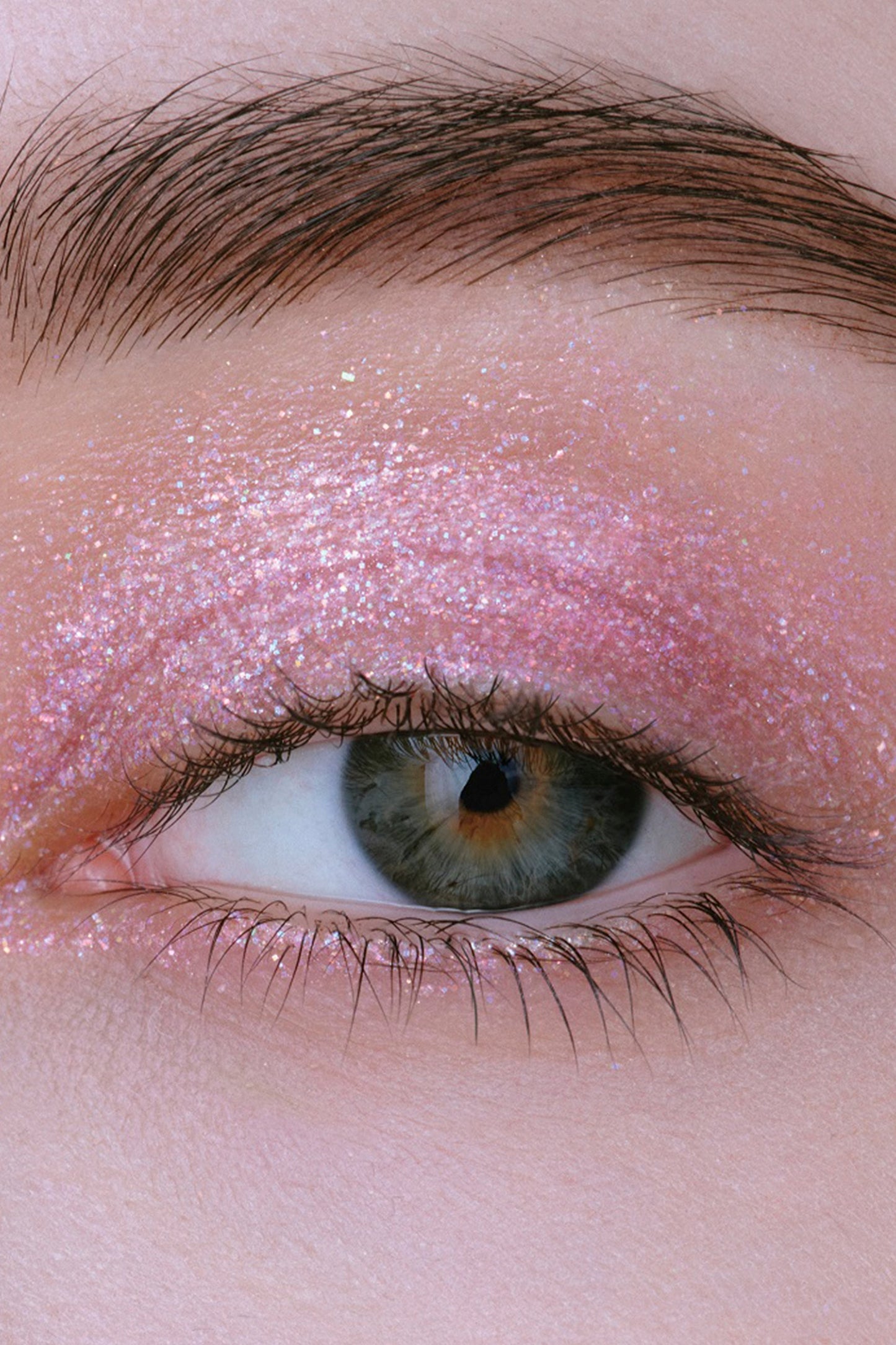 PINK PARADE water-soluble, creates a soft film, enabling a light, comfortable base on eyes