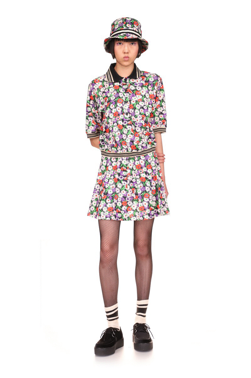 Daisies Skirt Rouge Multi is a mini Skirt and has a flared skirt, and has an overall flowery look
