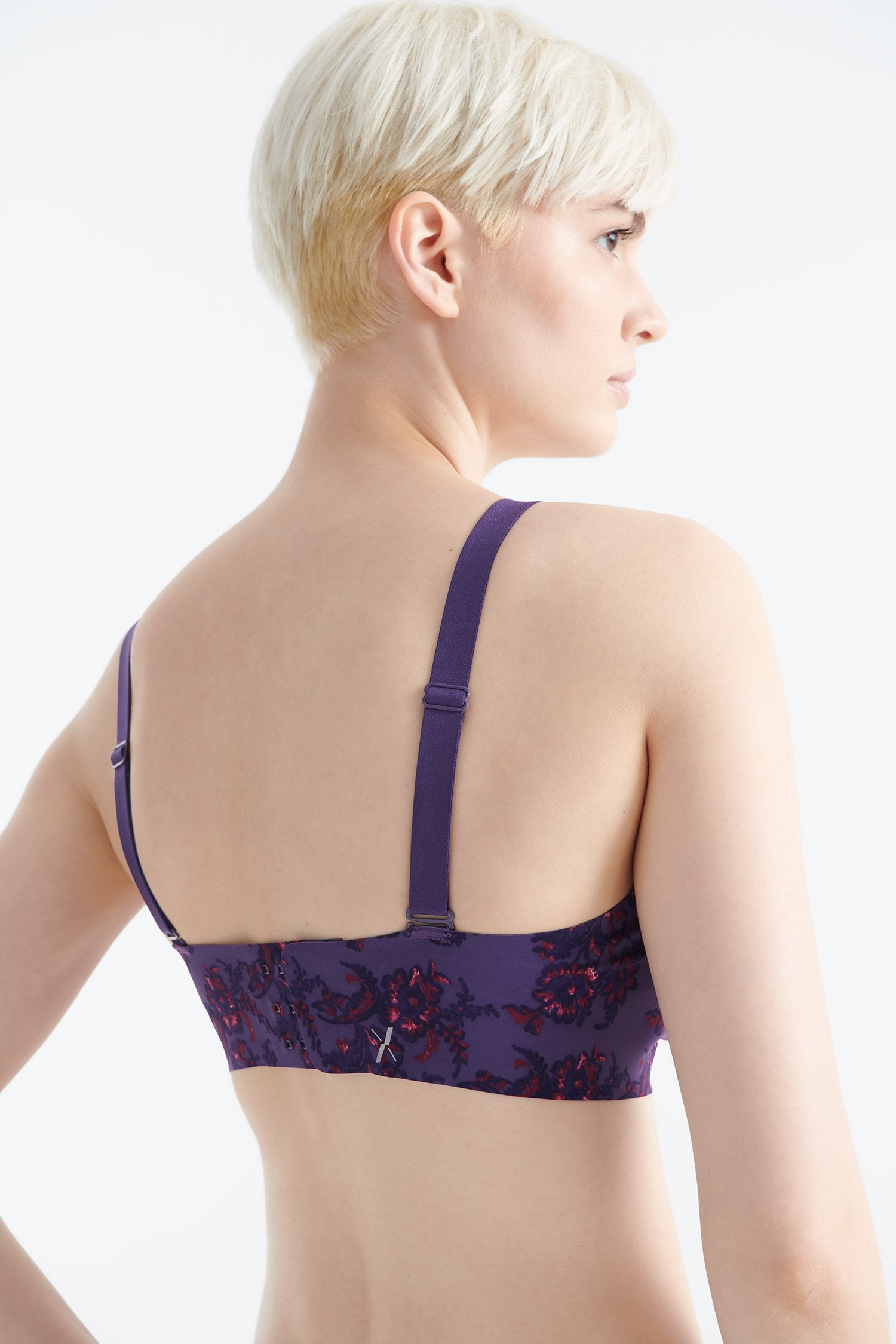 A large band in the back with hooks to adjust it to your bust, and the straps also have an adjustment system